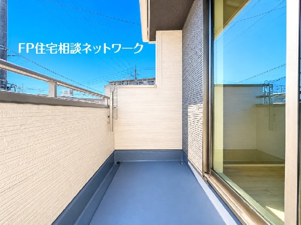 太陽の光と爽やかな風を受けたお洗濯物はあっという間に乾き、取りこむ時には太陽の匂いを感じられそう。  