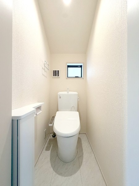 トイレは1階と2階に2カ所あります。朝の忙しい時間も慌てることなく使用できるので助かりますね。