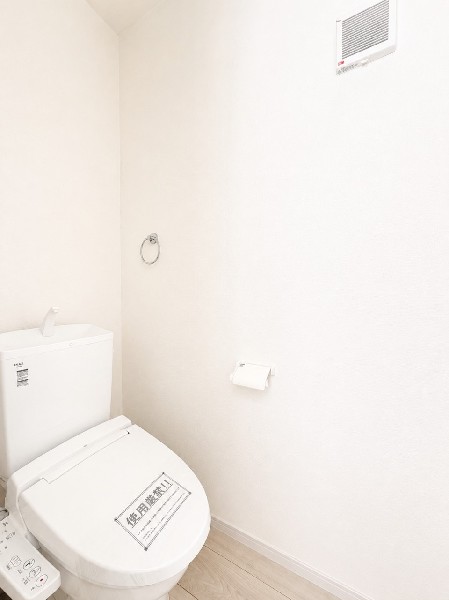 ウォシュレット、暖房便座機能付のトイレです。１階と2階の2ヶ所に設置しているので忙しい朝も便利です。