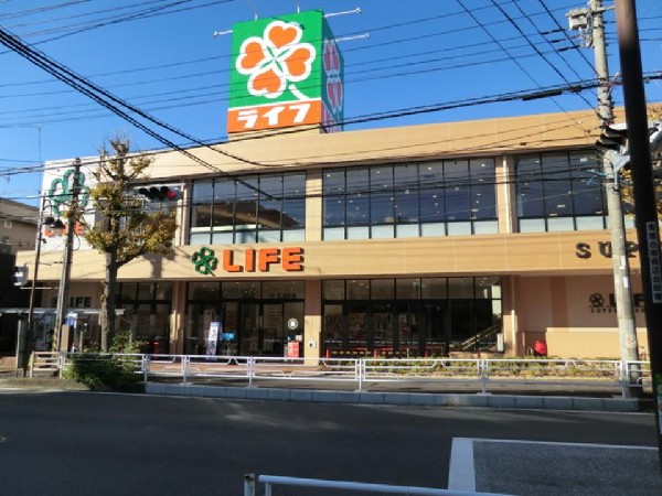 周辺環境:ライフ青葉しらとり台店(広くて清潔な店内には、新鮮なお野菜、生鮮食品、お惣菜などが豊富に並んでいます。9時～22時まで営業)