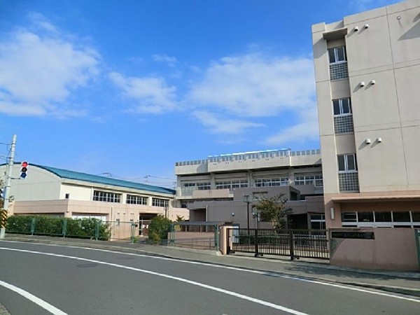 周辺環境:山下みどり台小学校(北八朔公園近くにある小学校。教育目標は「自分のよさに気づき自分らしさを発揮していく力を育てる」)