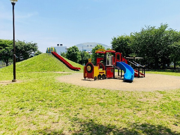 周辺環境:新鶴見公園(芝生の広場やアスレチック遊具、ロング滑り台、健康器具、野球などができる広いグラウンドを有する公園です。)
