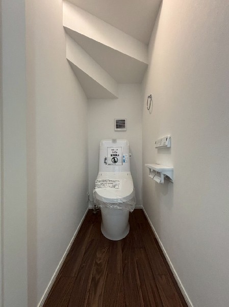 ウォシュレット、暖房便座機能付のトイレです。１階と2階の2ヶ所に設置しているので忙しい朝も便利です。