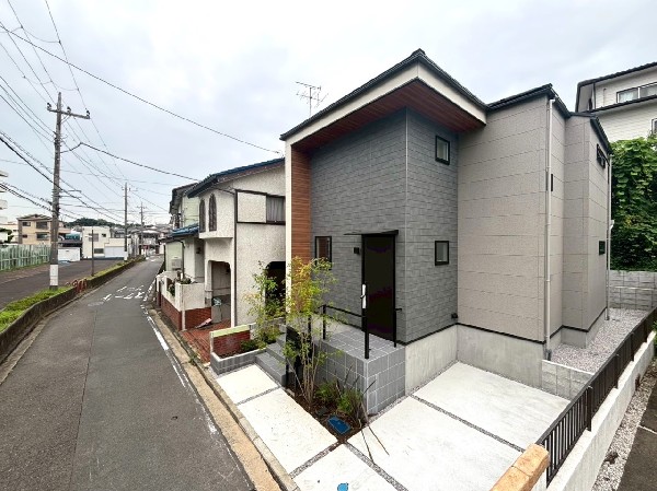 外観:前面道路は幅4.5ｍの公道。車通りが少なく敷地との高低差もないので、車の出入りがしやすいですね。