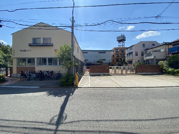 周辺環境:保育園こりす700(レンガ調の可愛い建物の保育園。室内は木の温もりのある造りになっています。季節ごとの行事もたくさん  )