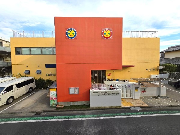 周辺環境:わおわお江ヶ崎保育園(子どもの色々な能力を伸ばすカリキュラムを用意。英会話や、おうたやリズムなど楽しく遊びながら学んでいく。)