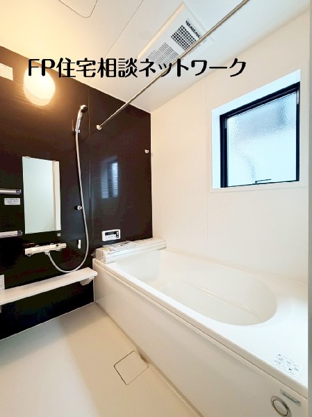 ゆったり入れる１坪タイプの浴室。雨の多い時季のお洗濯に重宝する浴室換気乾燥機付。追炊きオートバス付。