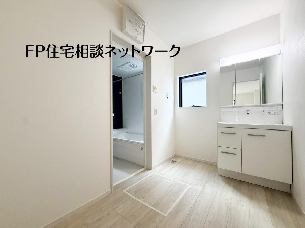 鏡の裏に収納棚を確保した三面鏡を採用。化粧品や歯ブラシなどを機能的に収納し、朝の身支度も快適です。