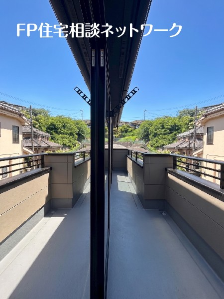 太陽の光と爽やかな風を受けたお洗濯物はあっという間に乾き、取りこむ時には太陽の匂いを感じられそう。  