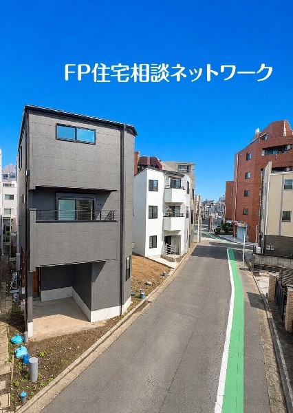 外観:前面道路は幹線道路から入った通りのため、交通量も少なく、静か。お子さまがいても安心の住環境です。