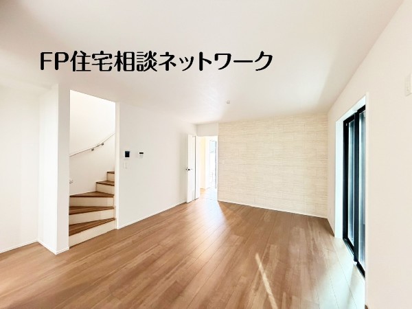 ゆとりの18帖リビングは家族団らんを大切にしたい方にぴったり。南向きで窓が多く明るい光に包まれています。
