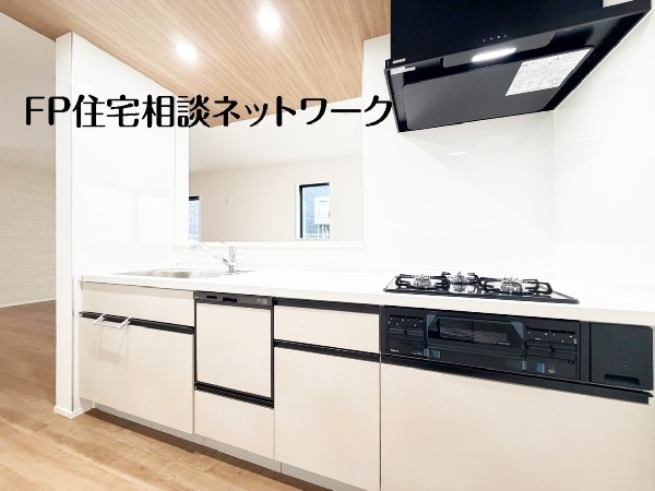 ご家族との会話がはずむ対面キッチン。目線を上げれば外の景色が見えるので気持ちも明るくなりそうです。