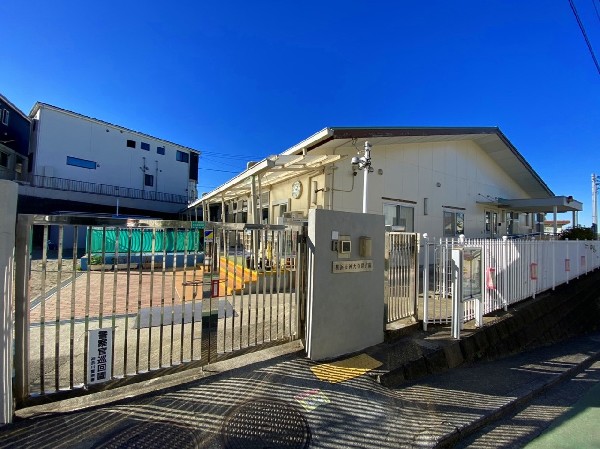 周辺環境:神大寺保育園( 閑静な住宅街に佇む保育園です。周辺は緑豊かで公園も多く、四季折々の自然を感じられる環境です。)