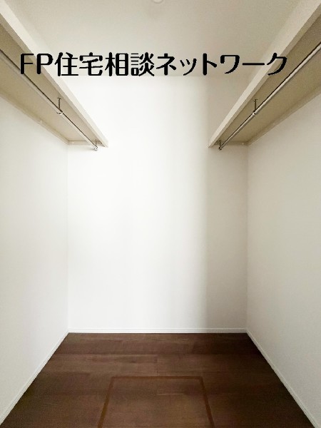 大容量のウォークインクローゼット付きなので季節物のお洋服などもきちんと収納することができます。
