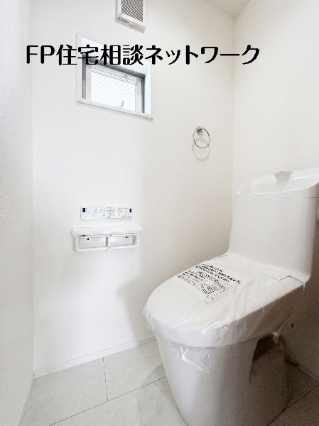 トイレは1階と2階に2カ所あります。朝の忙しい時間も慌てることなく使用できるので助かりますね。