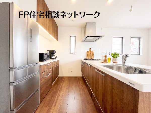 リビングのお子様を見守りながらお料理が出来る対面式カウンターキッチン。ご家族との会話がはずみます。