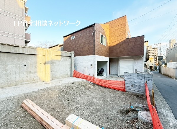 外観:「横浜」駅徒歩圏内の嬉しい立地。都内にはもちろん多方面にアクセスがしやすく、便利で快適な生活を送れそう。