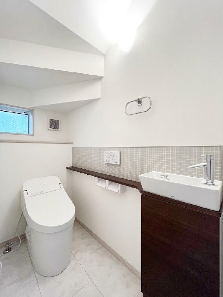 トイレは1階と2階に2カ所あります。朝の忙しい時間も慌てることなく使用できるので助かりますね。