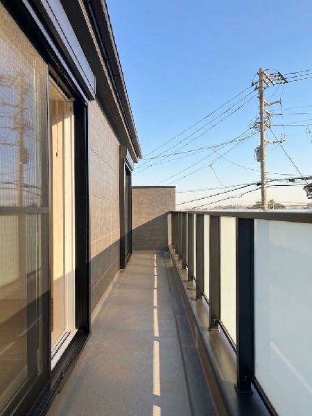 太陽の光と爽やかな風を受けたお洗濯物はあっという間に乾き、取りこむ時には太陽の匂いを感じられそう。  