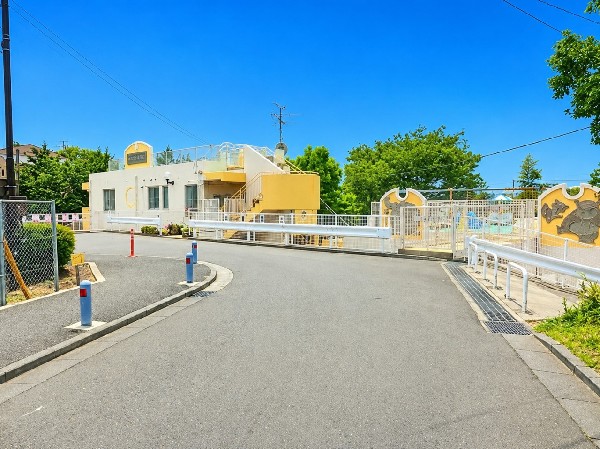 周辺環境:小山保育園(園庭のローラー滑り台やクライミング、プールなどが楽しい保育園。たけのこ掘りやさつまいも掘りを体験。)