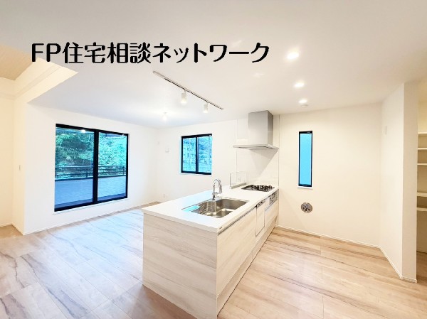 リビングとキッチンの間に壁を設けてないフルオープンタイプの対面キッチン。一体感と広がりを感じます。
