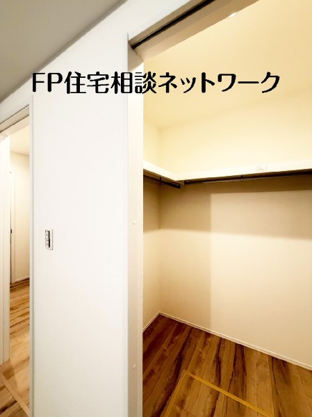 主寝室は大容量のウォークインクローゼット付き。衣類だけでなく、思い出の品もたっぷり収納できます。