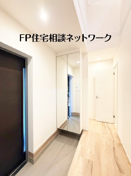 吹抜けのある明るく開放的な玄関は、朝から気分も上がりますね。風が通り抜ける気持ちの良い空間です。