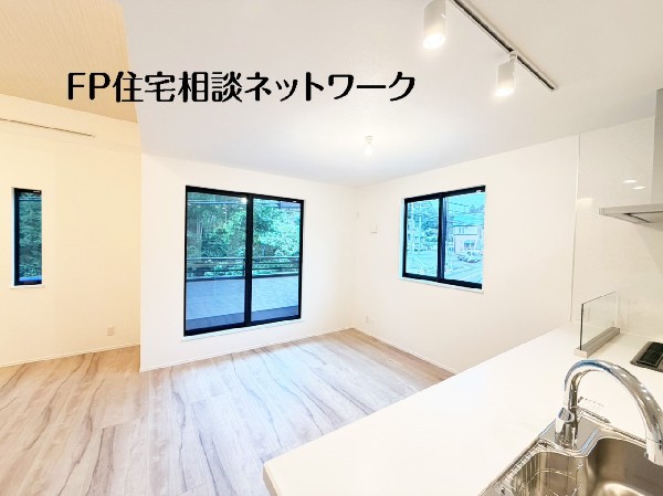 2階リビングは窓が多く日当り良好。人の目を気にせずに寛げます。窓を開ければバルコニーに繋がり開放的。