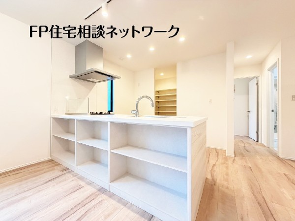 キッチンカウンターの背面はオープンシェルフ仕様に。キッチン雑貨や食器もお洒落に収納できますね。