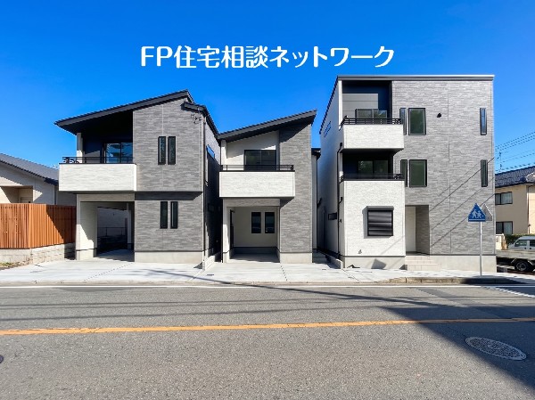 外観:グレーを基調としたスタイリッシュな外観デザイン！前面道路はゆとりがあり、お車の出し入れもスムーズ。