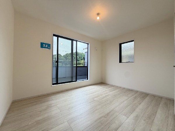 2面採光でお部屋の隅々まで明るい印象の居室。おひさまの光と爽やかな風をたっぷりと取り込めます。
