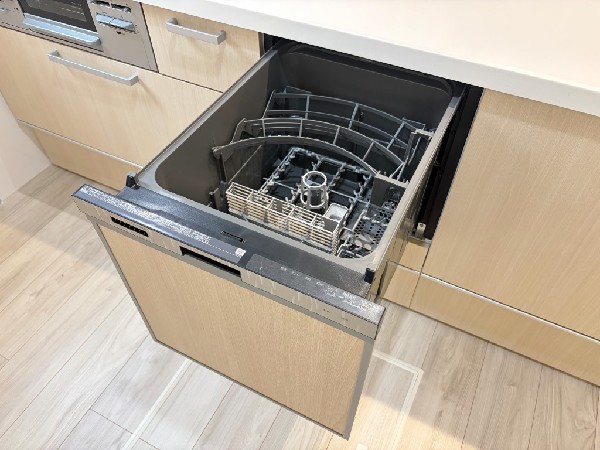 あったらいいなの代表的な設備である食洗機。ビルトイン型なので、おさまりもよく、使い勝手も良好です。