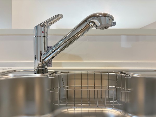 スタイリッシュな、浄水器一体型水栓です。水栓にシャワーホースと浄水器を内蔵し、カルキ臭など軽減。