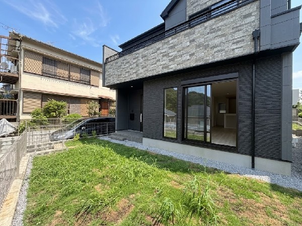 外観:住まいに陽当りと潤いをもたらす、広いお庭があります。成長する樹木に見守られ、家族の物語が始まります