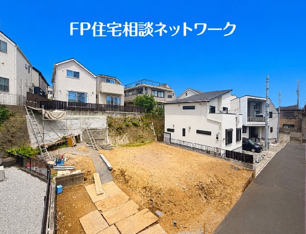 外観:家族の成長とともに永く穏やかに住み続けられる住まい。カースペース2台を確保し、快適な新生活を叶えます。