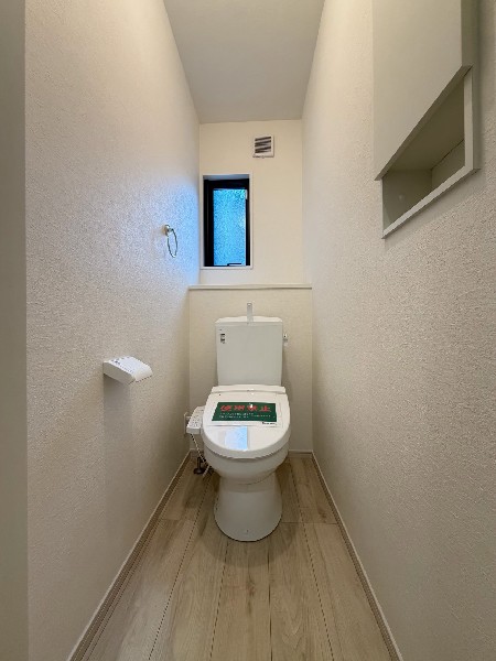 トイレは1階と2階に2カ所あります。朝の忙しい時間も慌てることなく使用できるので助かりますね。