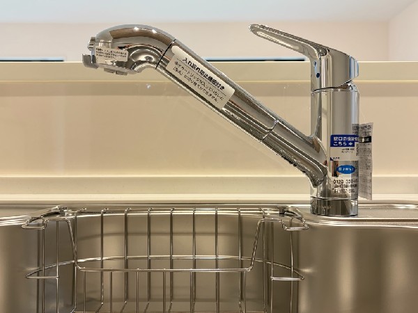 スタイリッシュな、浄水器一体型水栓です。水栓にシャワーホースと浄水器を内蔵し、カルキ臭など軽減