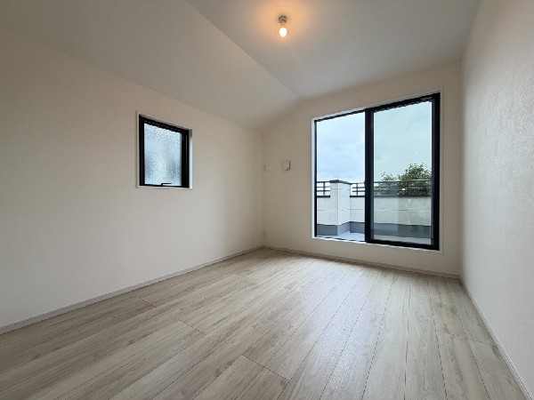 2面採光でお部屋の隅々まで明るい印象の居室。おひさまの光と爽やかな風をたっぷりと取り込めます。