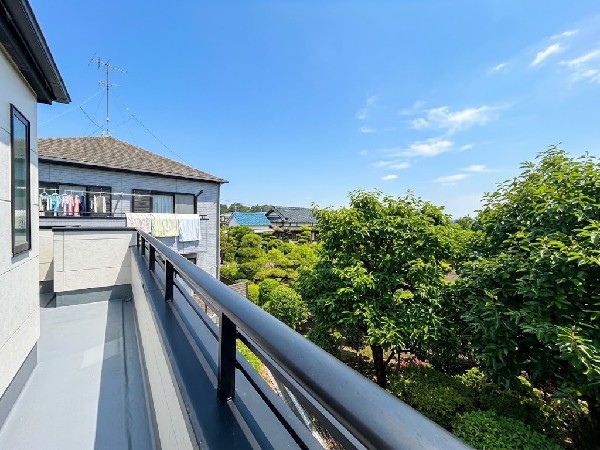 外観:南に大きく面したバルコニーは太陽の光をいっぱい受け止めてくれます。洗濯物もすぐに乾きそうです。