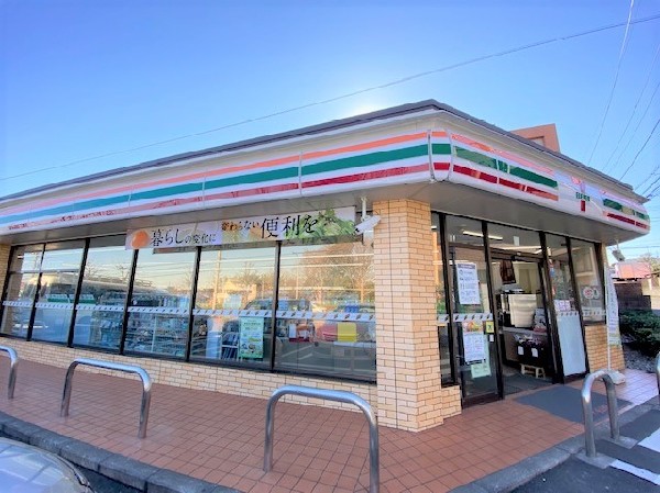 周辺環境:セブンイレブン横浜十日市場東店(時間を問わず、幅広い品物が揃うコンビニ。駐車スペースも広く、お車でも安心して立ち寄る事が出来ます 。)