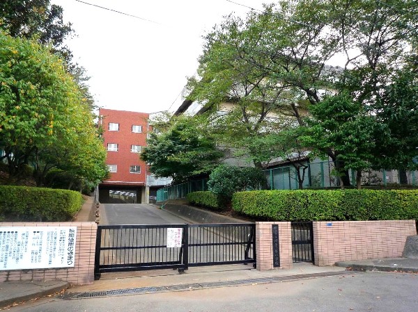 周辺環境:獅子ケ谷小学校(獅子ヶ谷市民の森が近くにあり、自然環境に恵まれている小学校。全校遠足は縦割りで異学年が交流します。)
