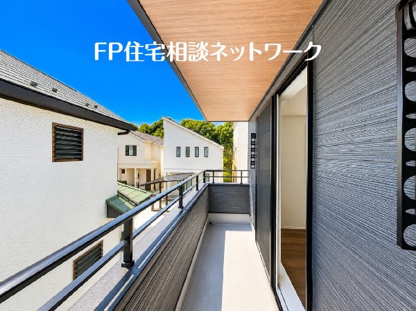 外観:バルコニーは南東向きで日当たり良好。爽やかな風が通り抜け、洗濯物もしっかりと乾きそうですね。