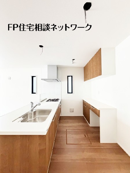 機能性とデザイン性を兼ね備えた嬉しいキッチン。食器洗乾燥機付きなので後片付け楽々。嬉しい浄水器も。