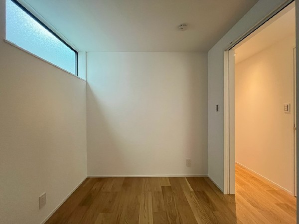 リモートワークや、ドレッサーなど様々な用途に活用できるお部屋。大切な自分だけの時間に。