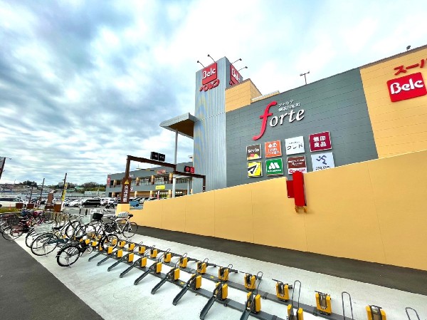 周辺環境:ベルク　フォルテ横浜川和町店(スーパー、ドラッグストア、100円ショップ、無印良品、飲食店などが入った複合ショッピング施設です。)