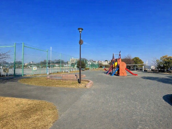 周辺環境:佐江戸おちあい公園(鶴見川沿いにあり見晴らしの良い公園。多目的グラウンドやバスケットのゴール、大きな複合遊具があります。)