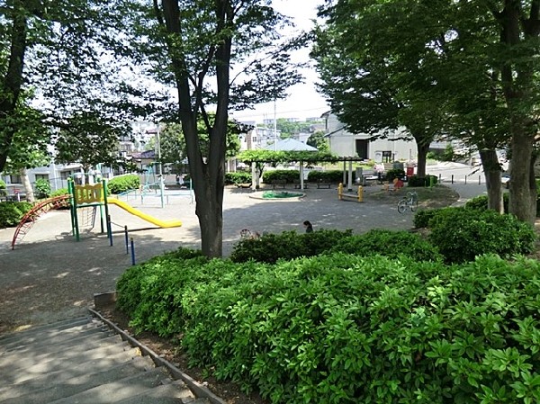 周辺環境:こざか第一公園(ボール遊びが出来る広場とブランコなどがある遊具広場の2段に分かれている。春は桜や藤棚が綺麗です。)