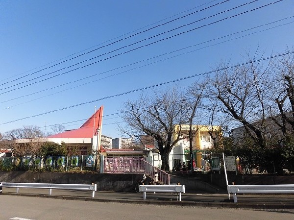 周辺環境:竹山幼稚園(少人数でのびのびとした保育を行っている園。ピアノ、バレエ、サッカーなどの課外教室も充実しています。)