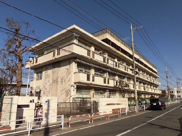 周辺環境:緑小学校(天神の杜公園に隣接する。目標は「互いに思いやり人や地域とかかわり合いながら、進んで学び高め合う子」)