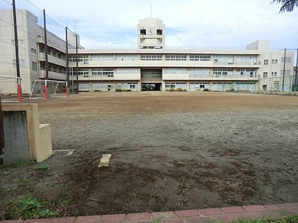 周辺環境:寛政中学校(昭和37年創立、各学年2クラス程の中学校。教育目標は「自ら学び社会とつながり ともに未来を創る人」)